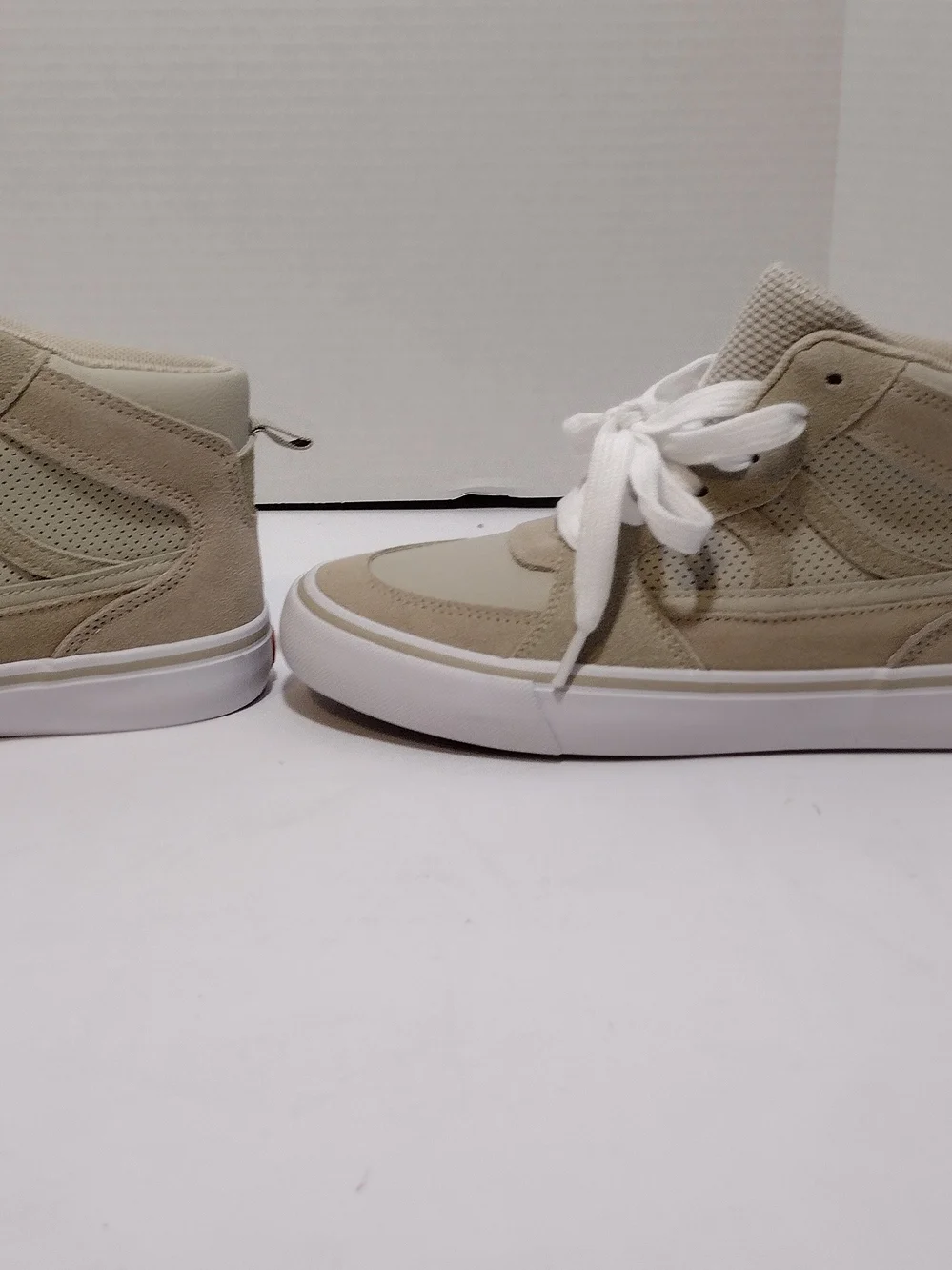 Airwalk Boys' High-Top Sneakers Size 4 NWOT